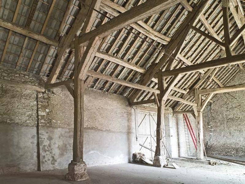 Bas-côté nord-est de la grange.