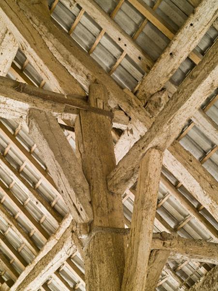 Tête du poteau III sud-ouest de la charpente (face nord-ouest).