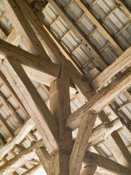 Tête du poteau II sud-ouest de la charpente (face nord-ouest).