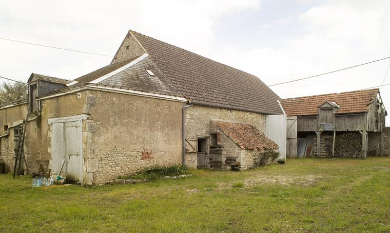 Façade sud-ouest et pignon nord-ouest caché par des dépendances.