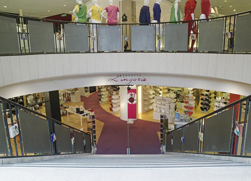 Vue de l'escalier menant au sous-sol du magasin principal.