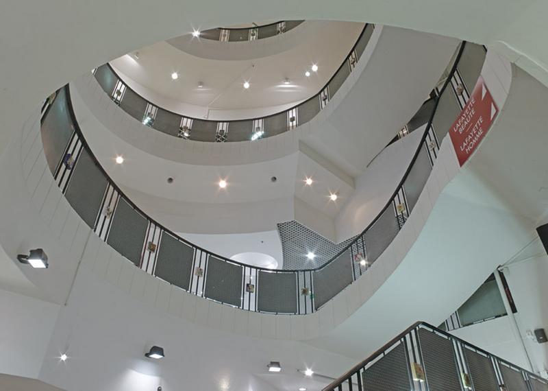 Vue générale de l'escalier central du magasin principal.