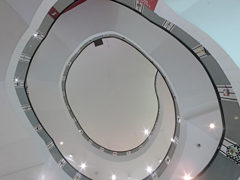 Vue générale prise sous l'escalier central du magasin principal.