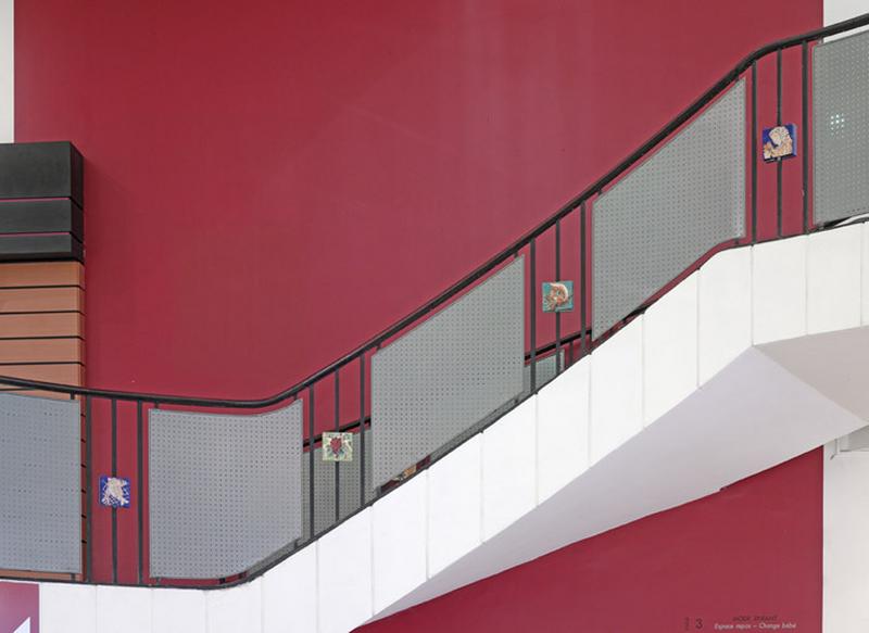 Vue partielle de la rampe d'escalier.