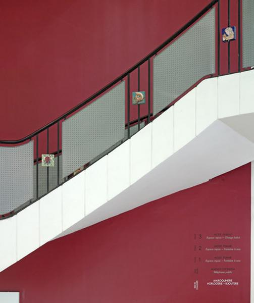 Vue partielle de la rampe d'escalier.