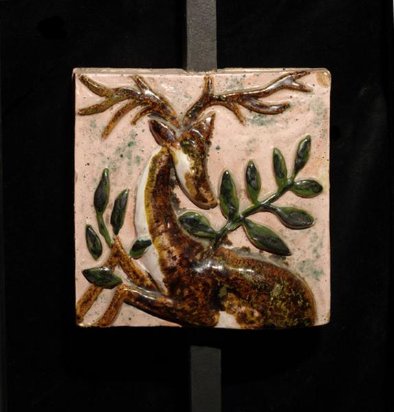 Plaque ornée d'un cerf.