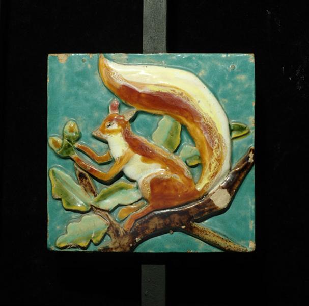 Plaque ornée d'un écureuil.