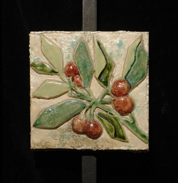 Plaque ornée de cerises.