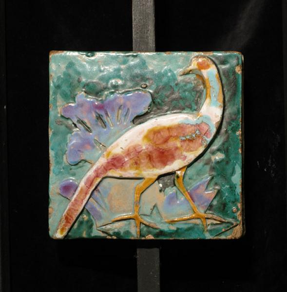 Plaque ornée d'un faisan marchant.