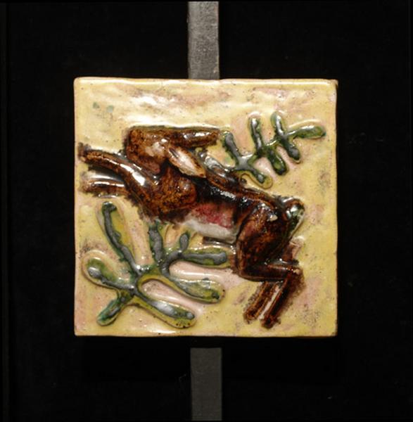 Plaque ornée d'un lièvre bondissant.