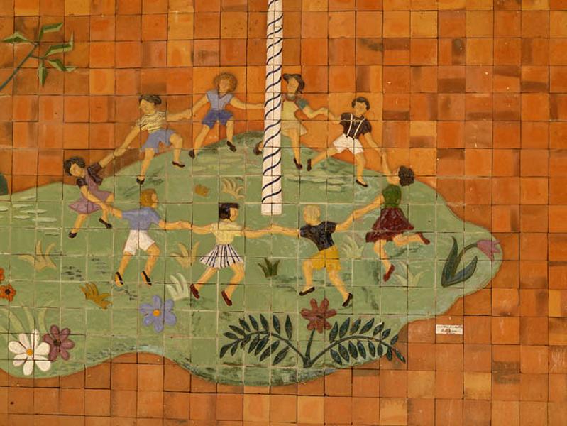 Détail : jeu autour d'un mât, dont la figuration relie les traditions de l'Arbre de mai et du jeu du mât de Cocagne.