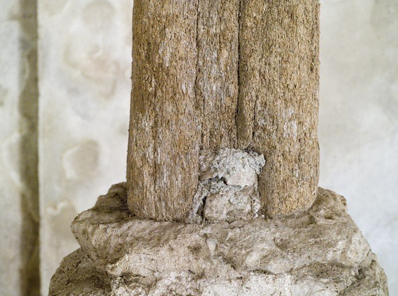 Entaille bouchée au pied d'un poteau.