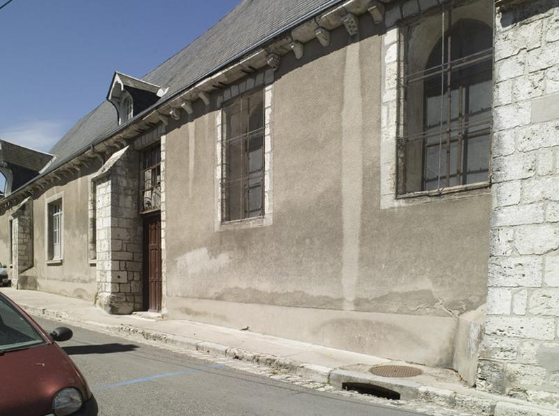 Mur sud transformé de la salle des malades avec sa corniche à modillons, vue vers l'ouest.