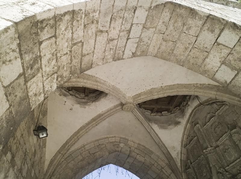 Voûte du porche du clocher-porche avec sa clef aux armes du cardinal Jean d'Orléans-Longueville.