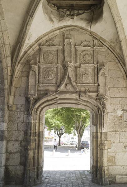 Porte d'accès à l'ancienne église Saint-Firmin située sur la face orientale du porche du clocher-porche.