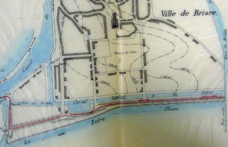 Plan de Briare avec projet de levée pour la défense de la ville contre les inondations de la Loire, 26 décembre 1903, par l'ingénieur ordinaire Bonnet. (archives départementales du Loiret, Liasse 30915).