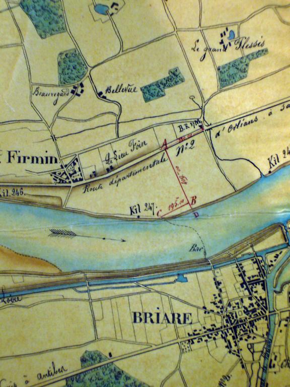Situation du bac entre Saint-Firmin et Briare, 18 octobre 1862, par l'ingénieur ordinaire Sainjon. D: vieille rampe en terre et gazon. C : rampe plus récente construite après les crues de 1846 et 1856. (archives départementales du Loiret, Liasse 30938).