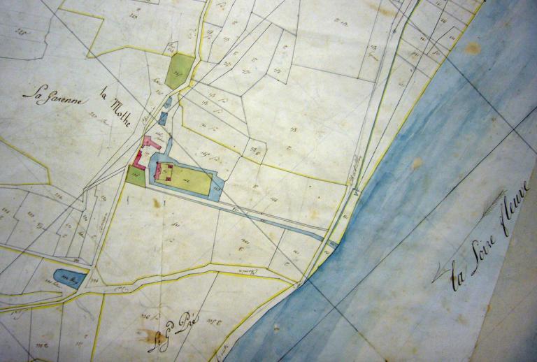 Le château de la Mothe et le chemin du port, extrait du cadastre napoléonien, 1824. (archives départementales du Loiret, 3 P 276). ; Le château de la Mothe et le chemin du port, extrait du cadastre napoléonien, 1824. (archives départementales du Loiret, 3 P 276).