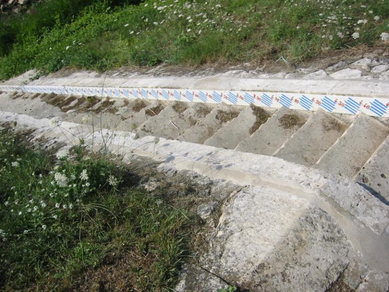Perré de rive situé en aval du pont routier : escalier et échelle de crue.