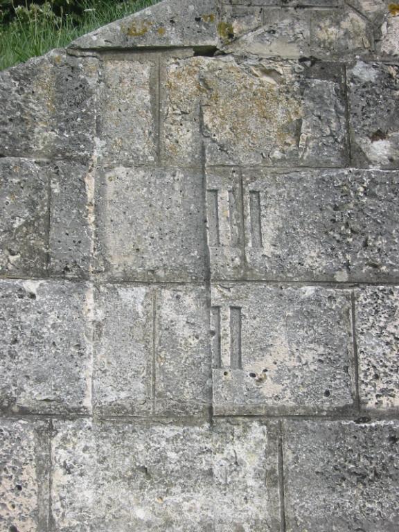 Echelle de crue sur le mur de soutènement.