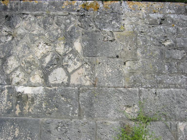 Mur de soutènement : détail des reprises d'appareil.