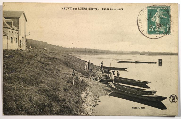 Les bords de la Loire à Neuvy au début du XXe siècle. Carte postale ancienne. (musée de la Batellerie, Conflans-Sainte-Honorine).