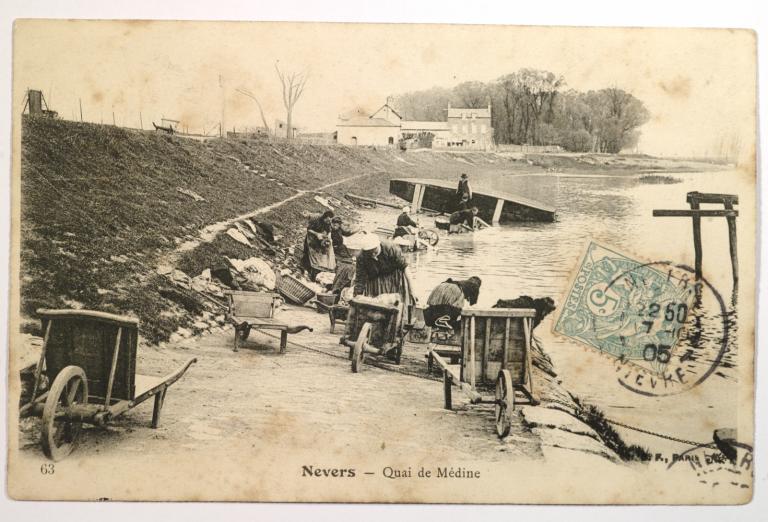 Cale abreuvoir simple orientée vers l'amont et située quai de Médine, en amont du Port Neuf. Cette cale n'a pas été retrouvée sur le terrain mais est localisée sur la carte de Coumes. Carte postale ancienne.
