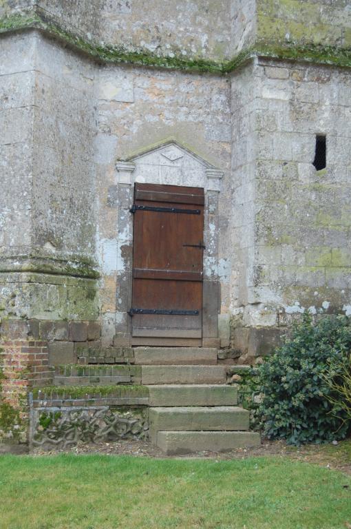 Tour-clocher, élévation ouest, détail de la porte.