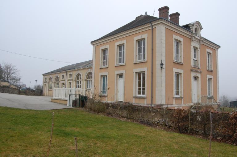 Mairie-école publique primaire mixte, vue d'ensemble. ; Vue générale depuis le nord-est.