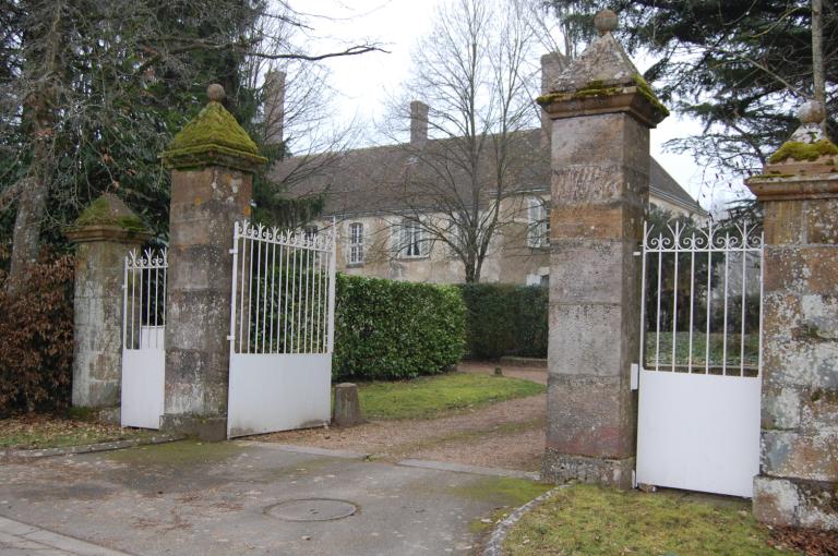 Portail d'accès et maison de maître, vue depuis la voie publique au nord-est.