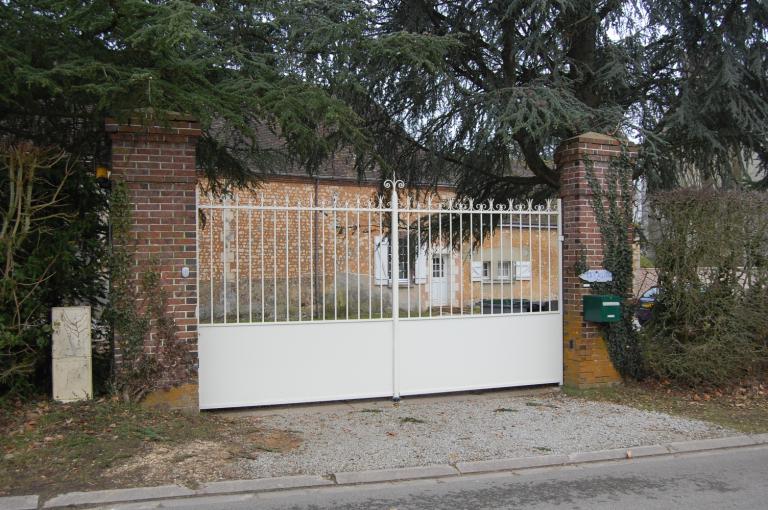 Portail d'accès de l'ancienne ferme, vue depuis la voie publique au nord-est.