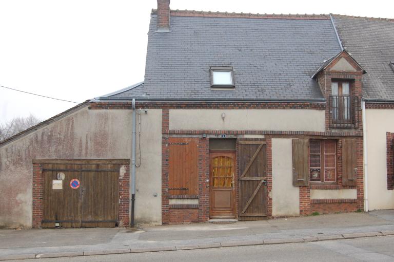 Bourg, maison en rez-de-chaussée (non étudiée).