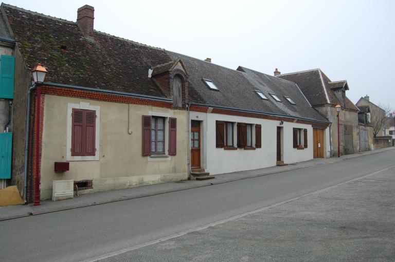 Partie centrale du bourg, vue des maisons alignées face à l'église.