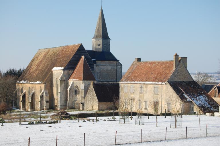 Église paroissiale Saint-Pierre et presbytère. ; Vue d'ensemble de l'église et du presbytère, depuis le sud-est. ; Vue de situation depuis le sud-est.