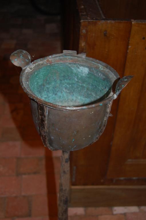 Eglise paroissiale Saint-Pierre, bénitier en cuivre : réemploi d'une "marmite romaine".