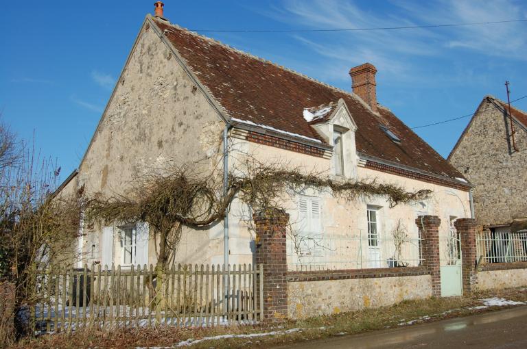 Vue générale depuis le sud-ouest. ; Maison rurale (étudiée), vue générale depuis le sud-ouest. ; La Tubenie, maison en rez-de-chaussée (étudiée).