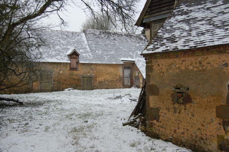 Bâtiment principal (logis et dépendances), vue générale depuis le nord-est.