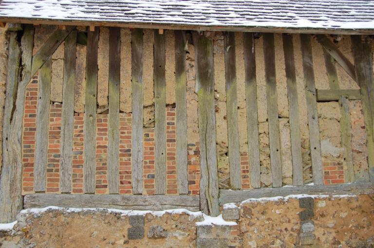 Grange-étable, élévation nord-est, détail du pan de bois.