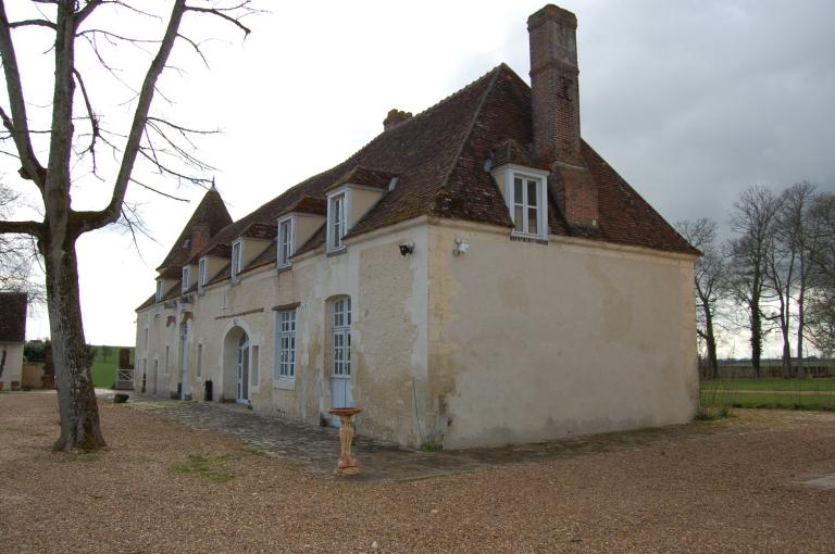 La jumenterie, vue de trois-quarts depuis l'est.