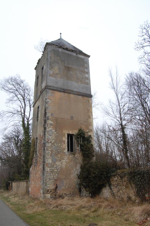 Tour carrée, au nord-ouest du domaine.