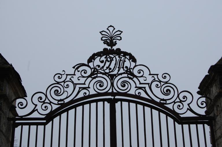 Portail, détail de la partie supérieure de la grille.