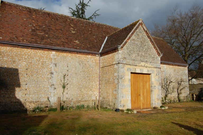 Aile sud-est de l'ancienne ferme (grange), vue générale depuis le sud-ouest.