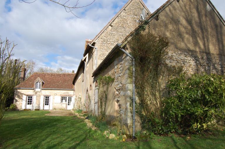 Façade postérieure de l'aile ouest et façade principale de l'aile nord de l'ancienne ferme, vue depuis le sud-ouest.