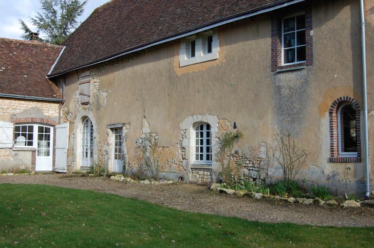 Aile ouest, façade postérieure du logis de ferme et de la grange-étable.