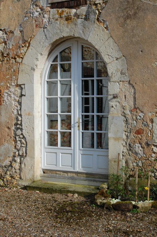 Aile ouest, façade postérieure de l'ancienne ferme, détail de la porte.