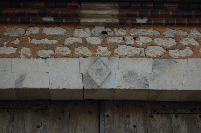 Aile sud-est de l'ancienne ferme (grange), détail de la date portée sur le claveau central de la plate-bande.