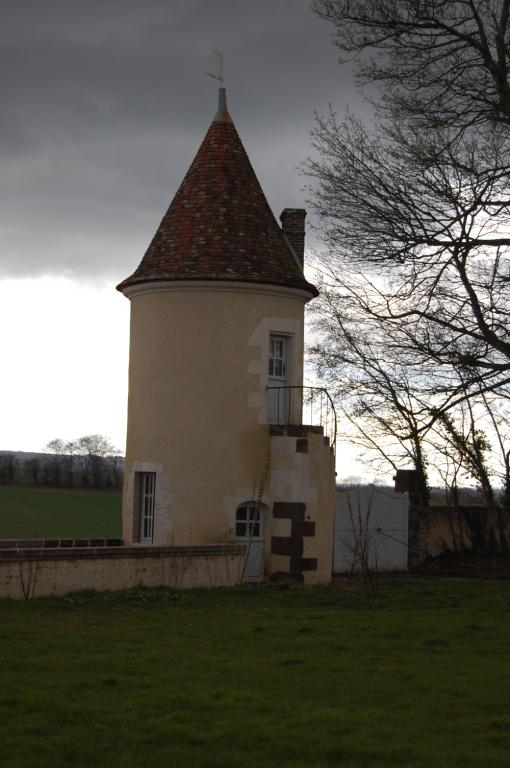 Tour circulaire à l'ouest du château.