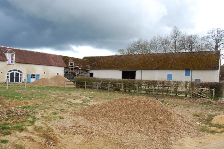Vue d'ensemble de la partie sud de la ferme (ailes sud-ouest et sud-est), vue depuis le nord.