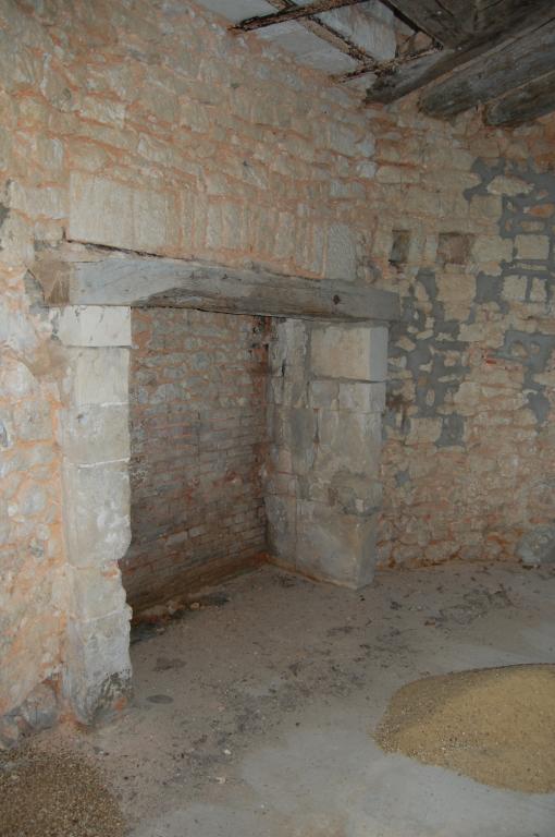 Colombier, intérieur, vestiges d'une cheminée.
