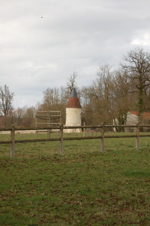 Tour circulaire, au sud-est du domaine.